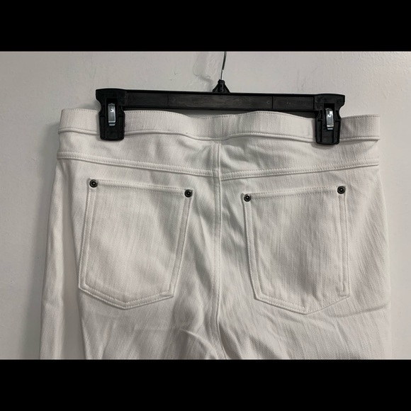 NWT: Hue white denim capri - Picture 4 of 5